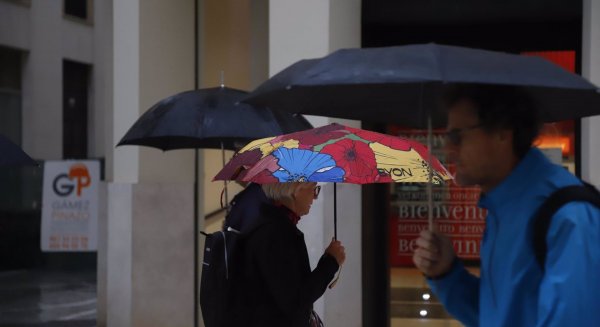 Mijas cierra parques públicos, vías del casco urbano de La Cala y los pasos del río por las lluvias