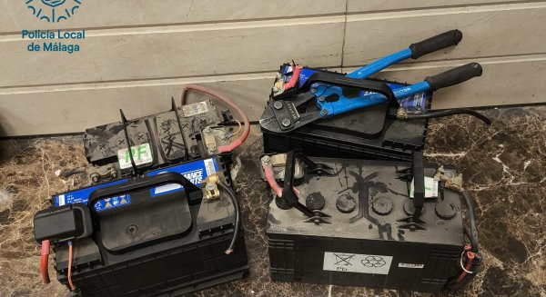 Dos detenidos en Málaga tras sorprenderlos sustrayendo baterías a camiones de una empresa de transporte
