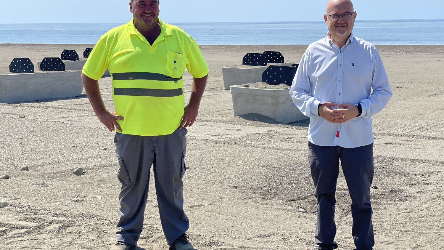 Playas instala en Benajarafe más de 800 metros de pasarelas de hormigón, un nuevo baño y nuevas barcas