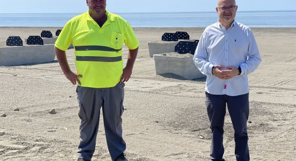 Playas instala en Benajarafe más de 800 metros de pasarelas de hormigón, un nuevo baño y nuevas barcas