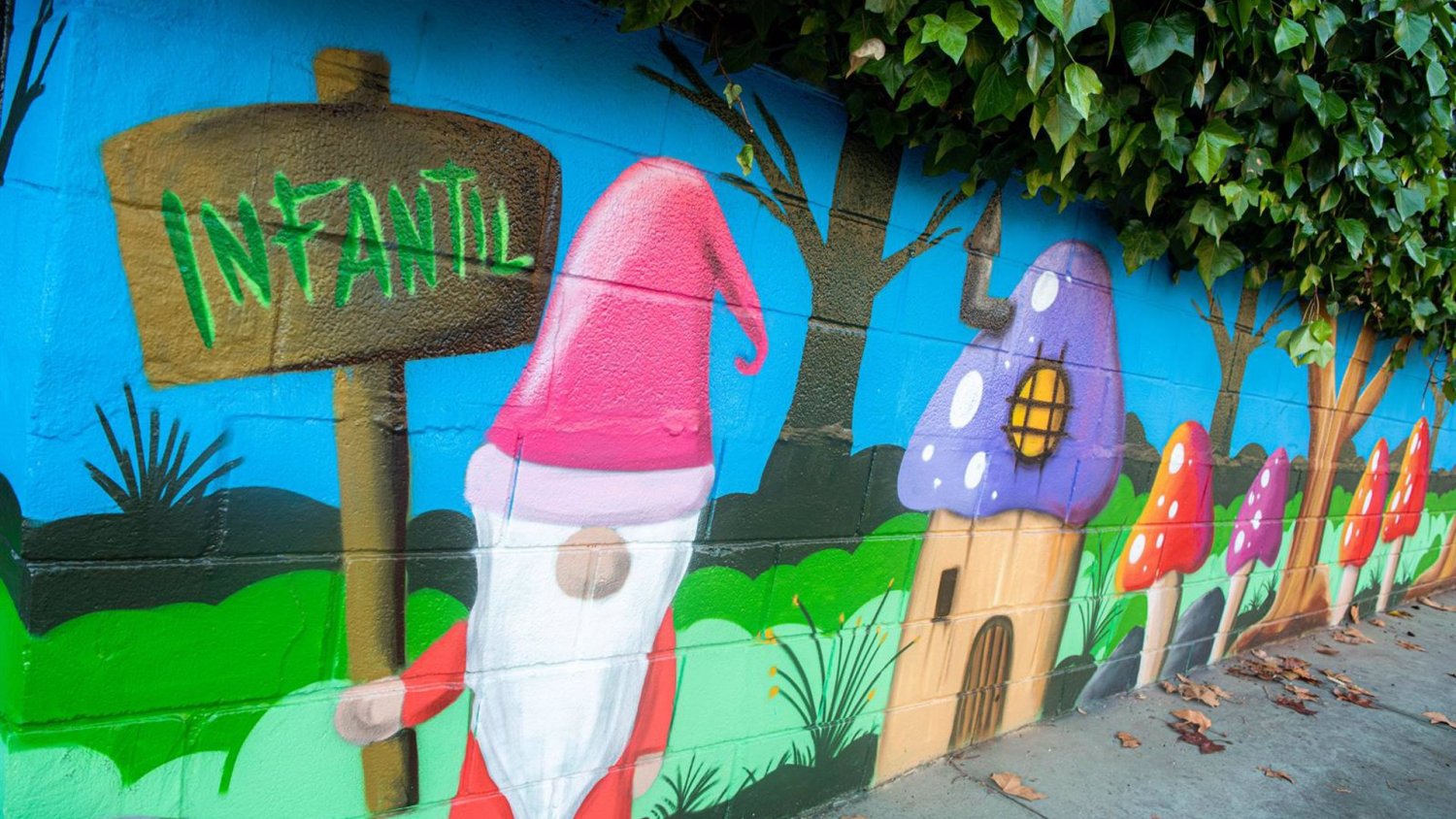 Avanzan en Málaga los talleres de grafiti y pintura de los programas educativos con nuevos murales en centros escolares