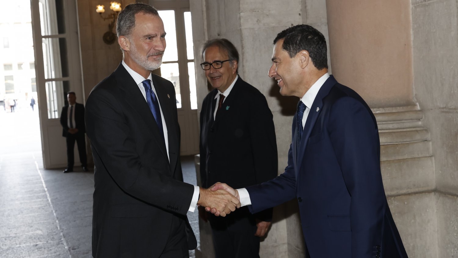 Moreno recuerda a las víctimas de la pandemia y agradece la labor de los profesionales sanitarios