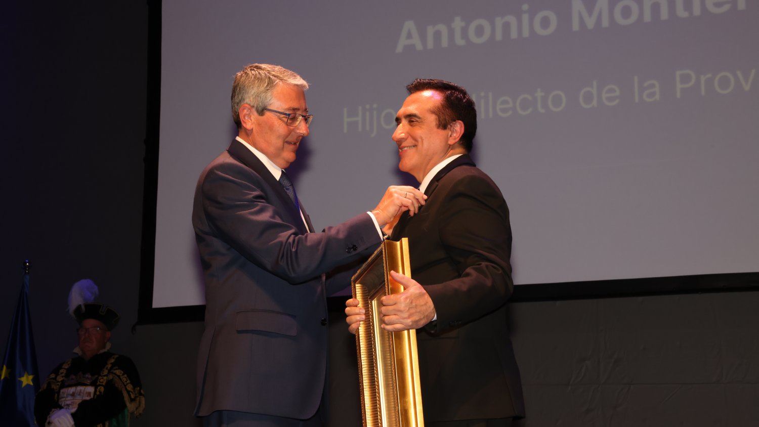 La Diputación entrega al pintor Antonio Montiel el título de Hijo Predilecto de la Provincia