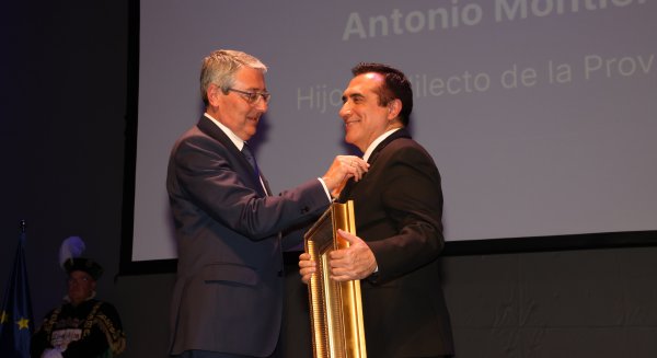 La Diputación entrega al pintor Antonio Montiel el título de Hijo Predilecto de la Provincia