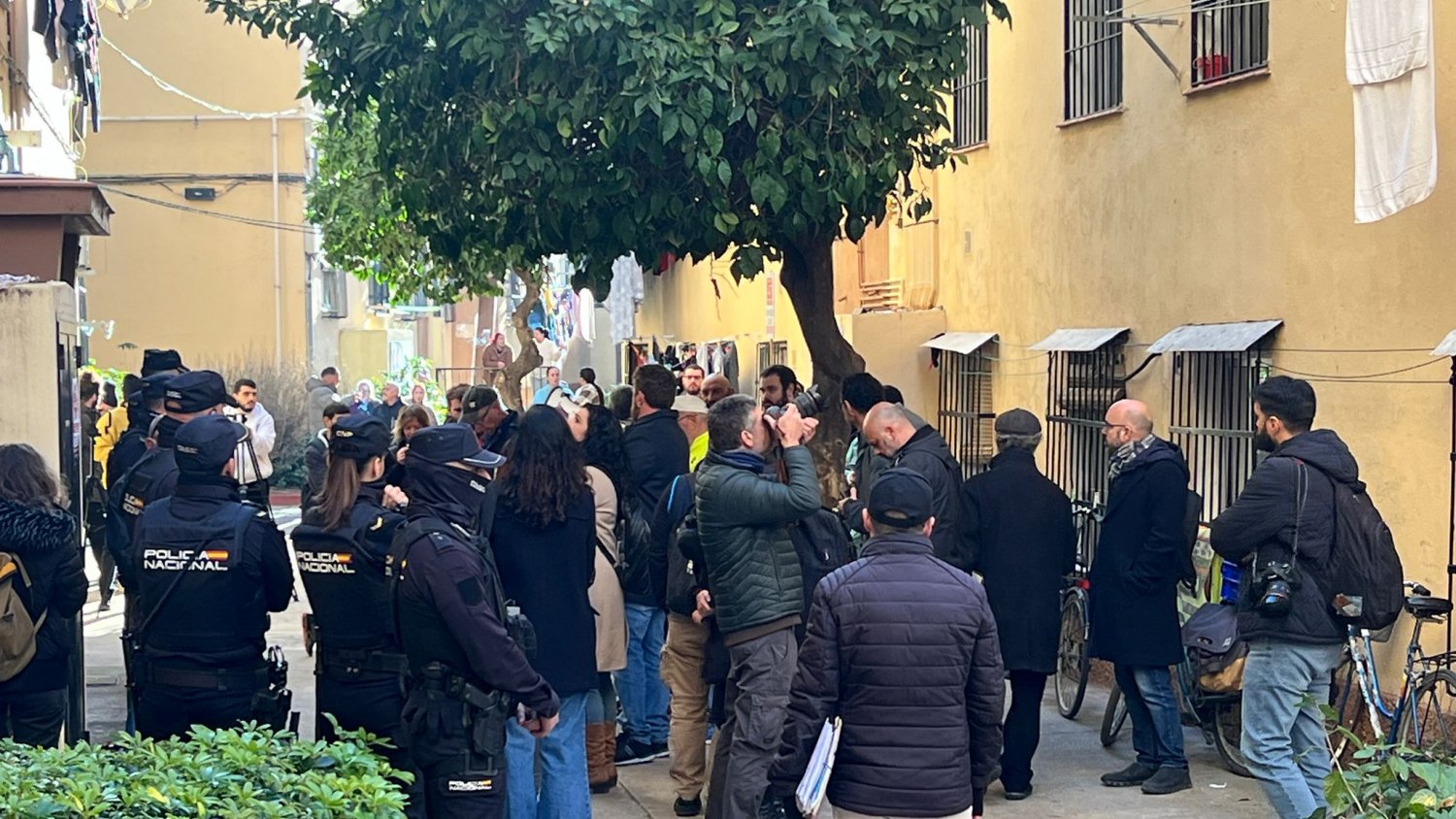 Con Málaga denuncia el desahucio de una familia con tres niños en Las Flores y acusa al Ayuntamiento de plantear una solución “indigna”