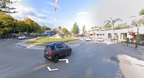 Dos fallecidos tras colisionar sus dos turismos en una rotonda de Marbella