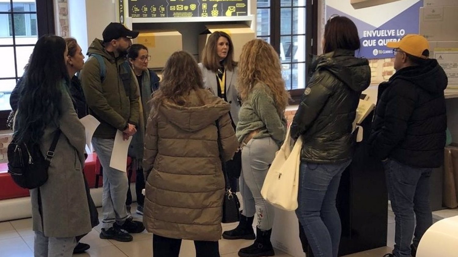 Correos acoge una visita práctica del alumnado de Administración y Gestión en su oficina principal de Málaga