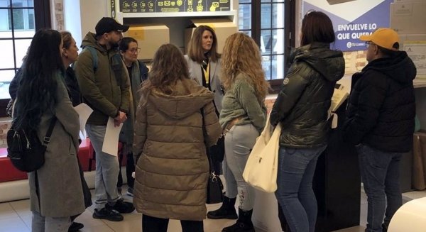Correos acoge una visita práctica del alumnado de Administración y Gestión en su oficina principal de Málaga