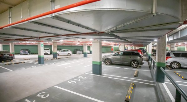 El plan municipal de aparcamientos de Estepona permite la contratación de más de una treintena de personas con diversidad funcional
