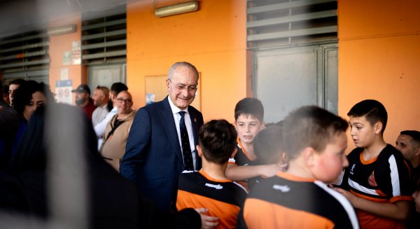 El Ayuntamiento de Málaga concluye los trabajos de renovación del pavimento deportivo de césped artificial en La Unidad