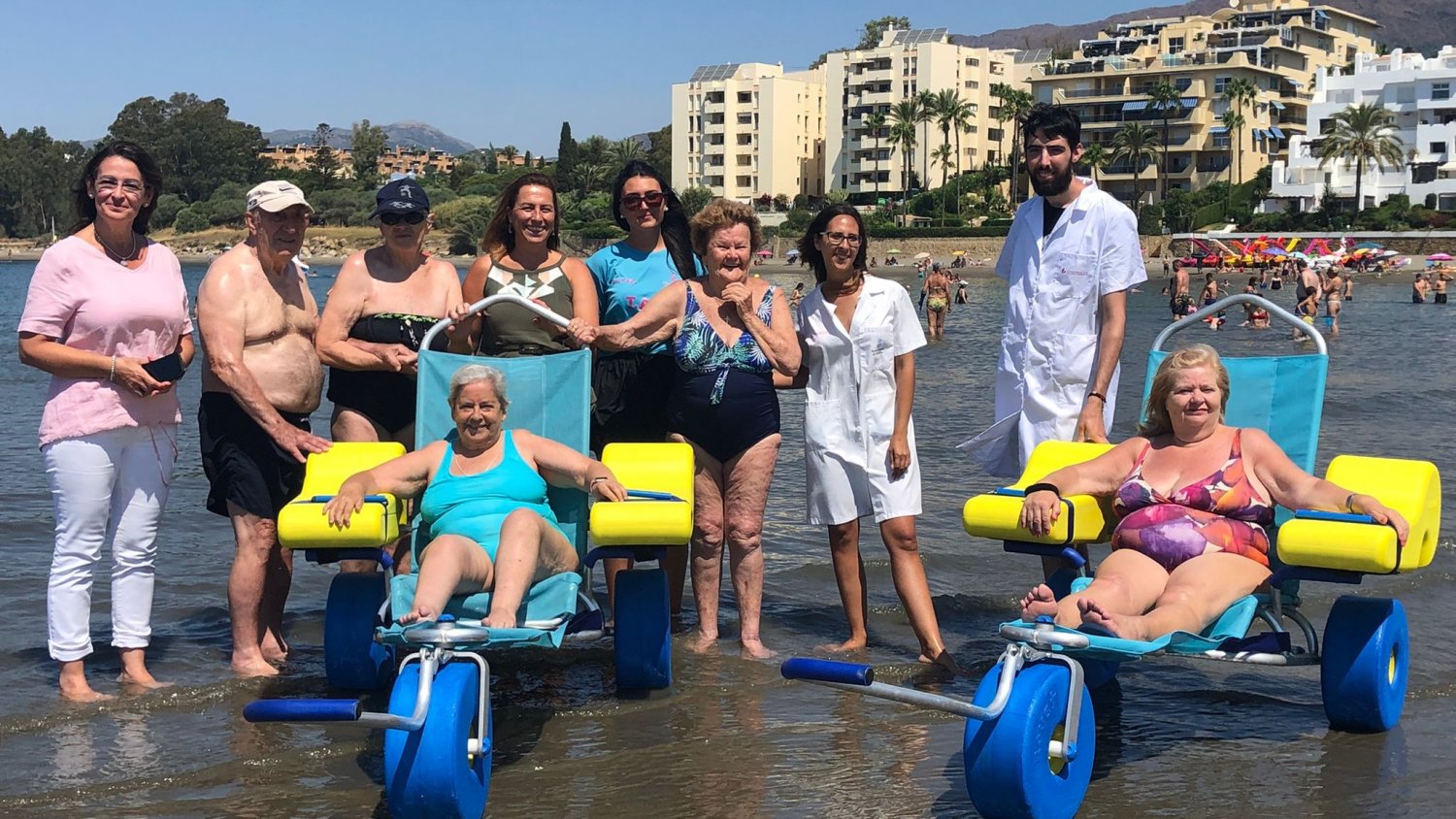 Estepona inicia el programa de baños asistidos en la playa para los usuarios del servicio de ayuda a domicilio