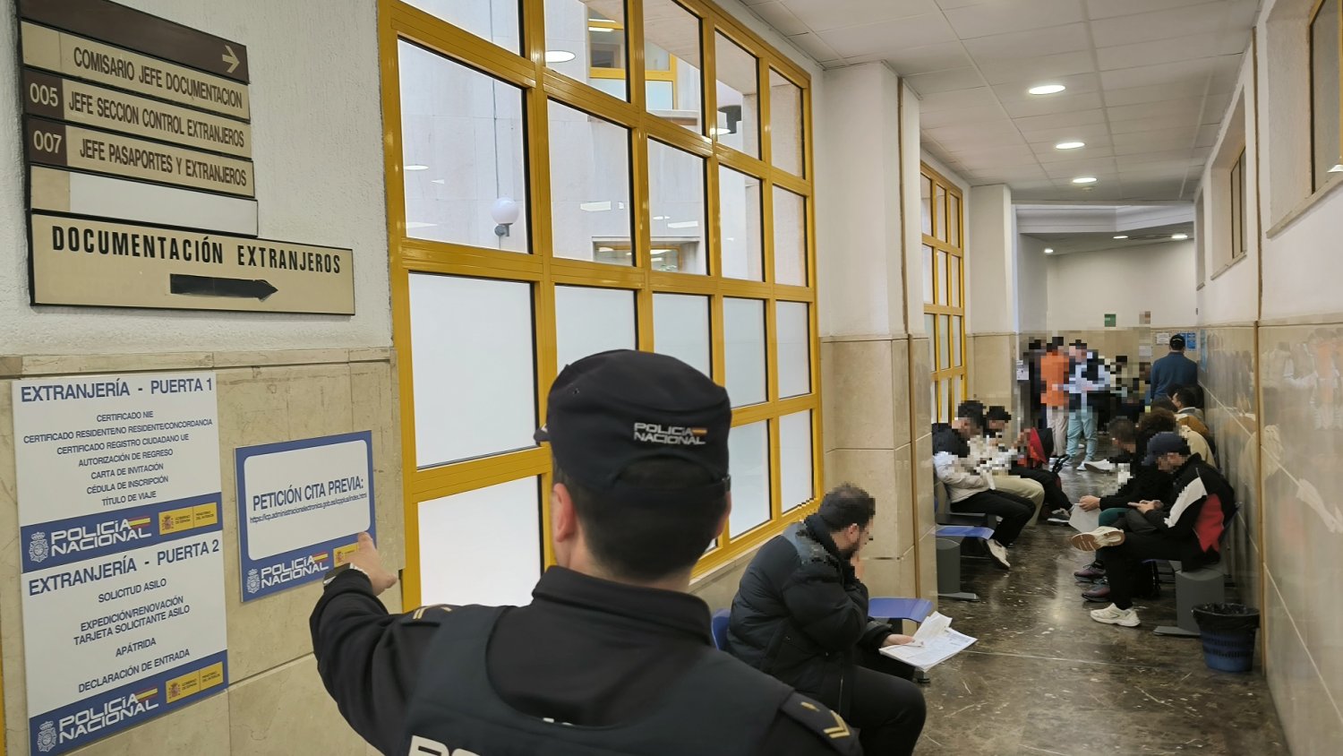 Detenidas en Málaga dos personas por vender citas de asilo en varias provincias