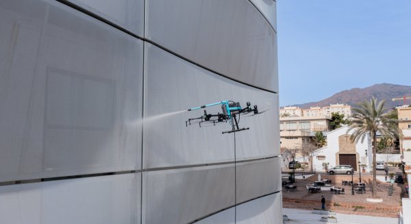 Estepona incorpora un sistema pionero de uso de drones para la limpieza de las fachadas del Mirador El Carmen