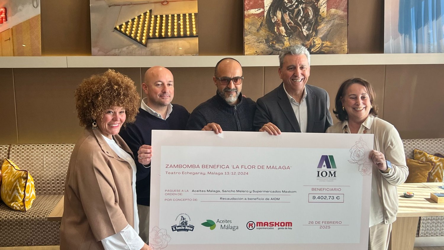 La AIOM recibe más de 9000 euros por los fondos recaudados en la zambombá benéfica 'La Flor de Málaga'