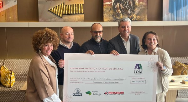 La AIOM recibe más de 9000 euros por los fondos recaudados en la zambombá benéfica 'La Flor de Málaga'
