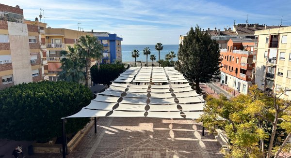 Rincón de la Victoria combate la isla de calor urbana con 3.373 metros cuadrados de sombra en centro educativos y espacios públicos