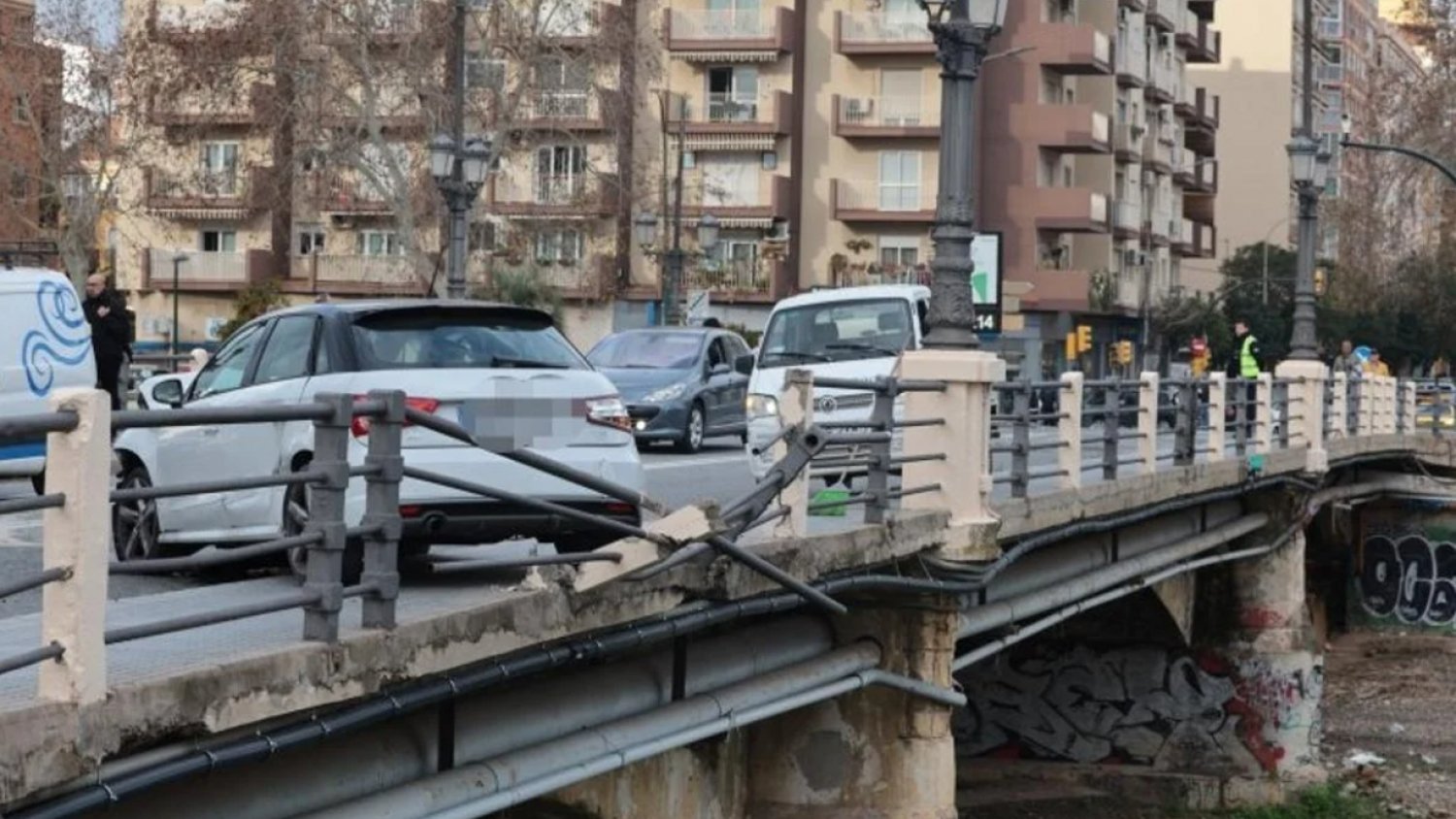 Desorden de tráfico en Málaga por un accidente en el puente de La Goleta en plena hora punta de la mañana