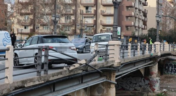 Desorden de tráfico en Málaga por un accidente en el puente de La Goleta en plena hora punta de la mañana