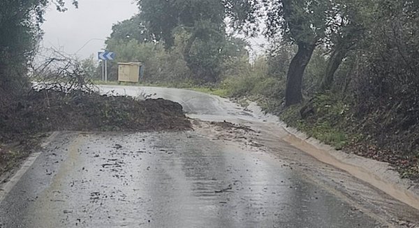 La lluvia y el granizo afectan a la circulación en varias carreteras de la Serranía de Ronda