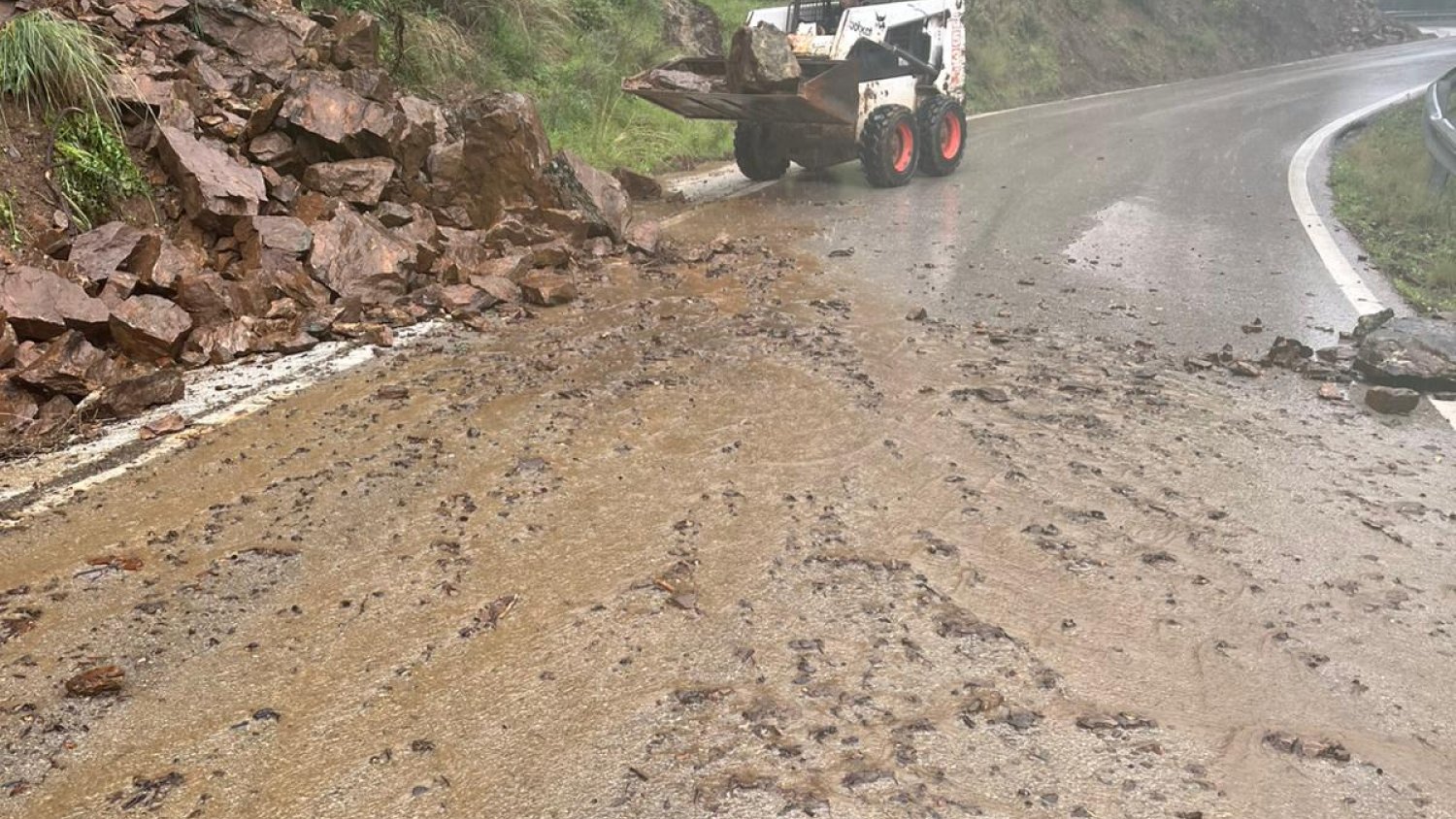 Restablecida la circulación en las carreteras de la Serranía de Ronda afectadas por las fuertes lluvias de ayer