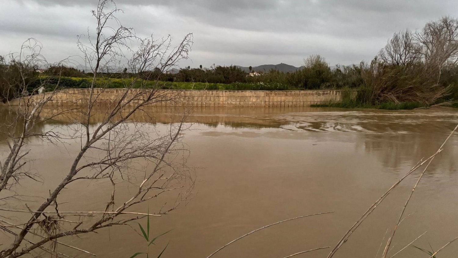 El Ayuntamiento de Alhaurín de la Torre pide precaución por el aumento de caudal del río Guadalhorce