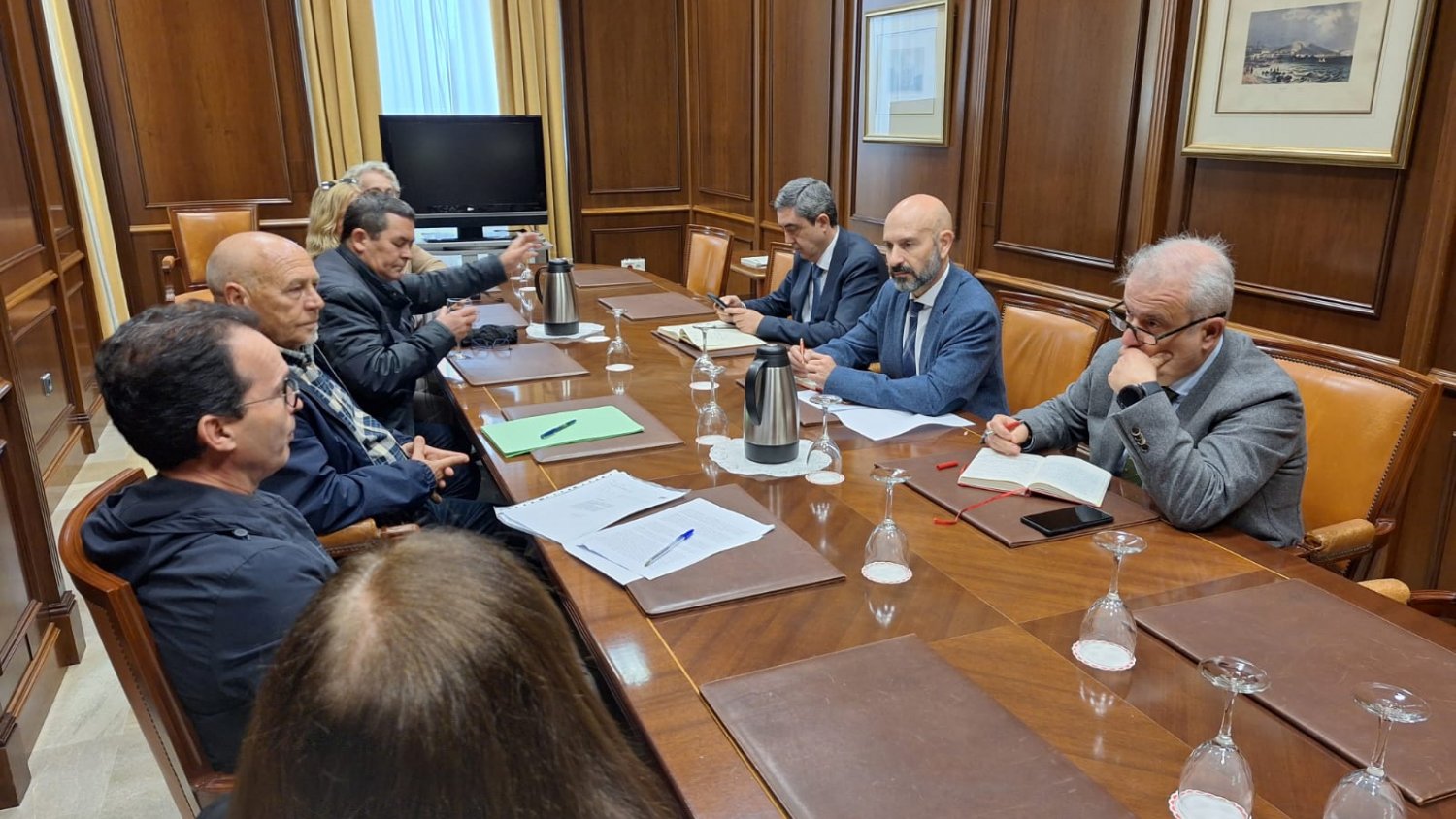 El subdelegado del Gobierno se reúne con los vecinos de El Palo debido a los problemas de las viviendas ubicadas en dominio público