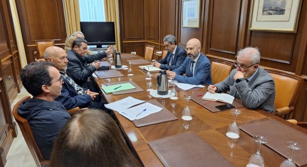El subdelegado del Gobierno se reúne con los vecinos de El Palo debido a los problemas de las viviendas ubicadas en dominio público