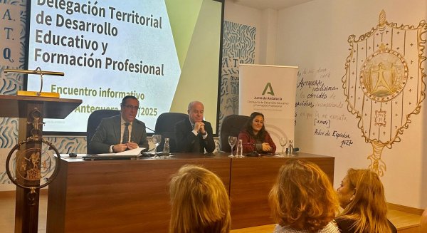 El delegado de Desarrollo Educativo celebra en Antequera una sesión de trabajo con centros y ayuntamientos de la zona