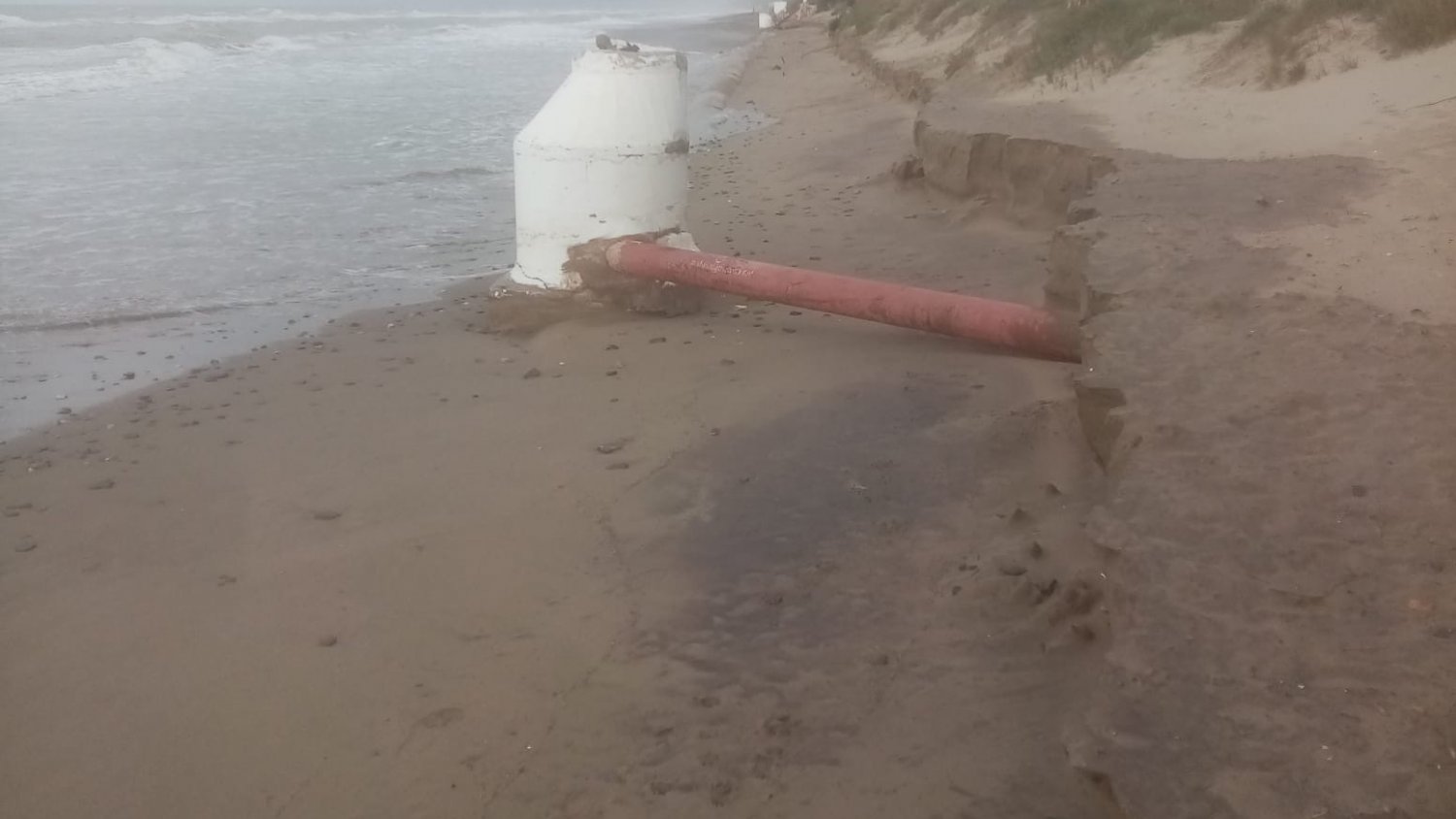 El temporal provoca la pérdida de un 20% de la arena en las playas de Marbella y daños en infraestructuras