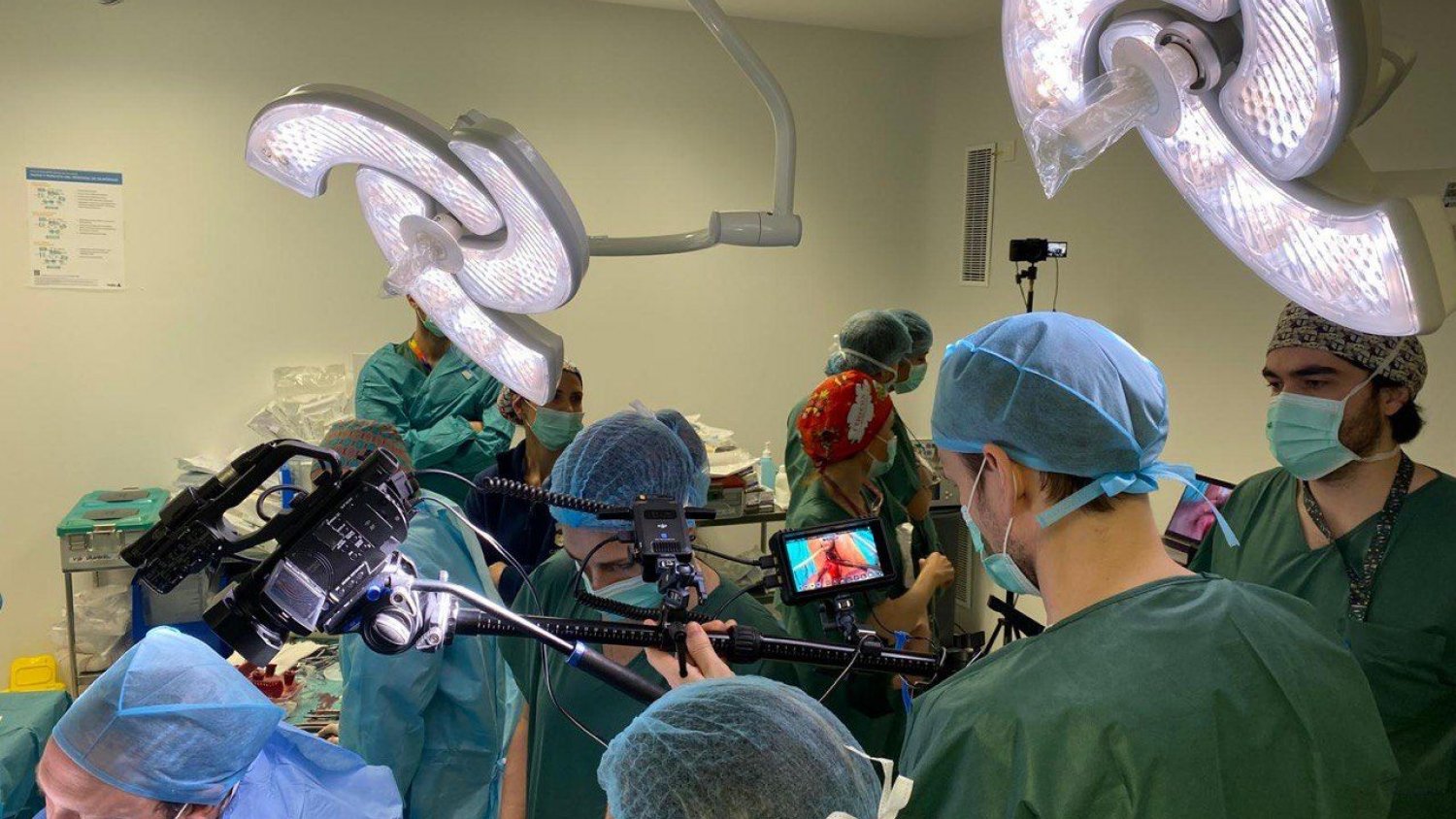  El servicio de Ginecología del Hospital Clínico de Málaga realiza con éxito técnicas quirúrgicas sin cicatrices