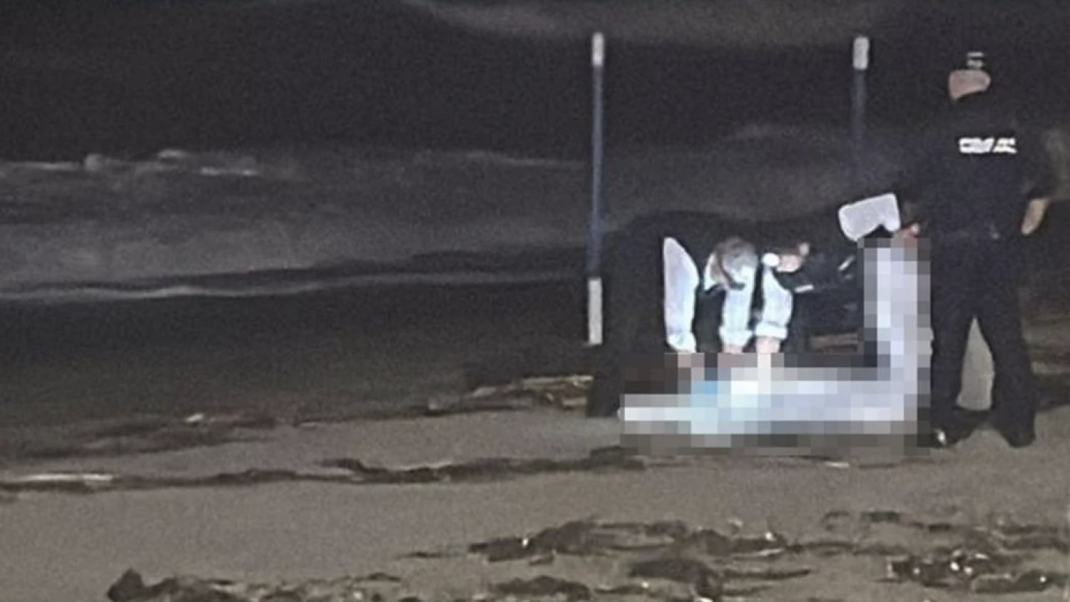 Encuentran un cuerpo sin cabeza en estado de descomposición y con neopreno en una playa de Fuengirola