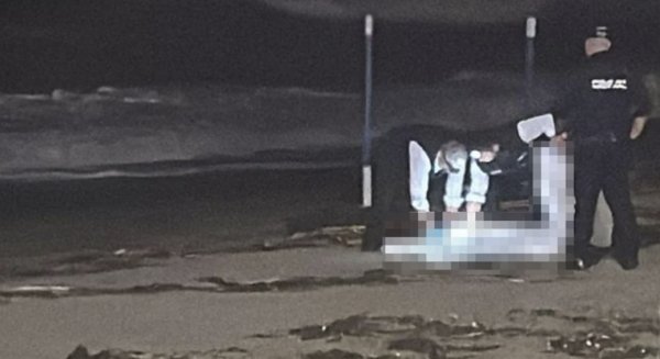 Encuentran un cuerpo sin cabeza en estado de descomposición y con neopreno en una playa de Fuengirola