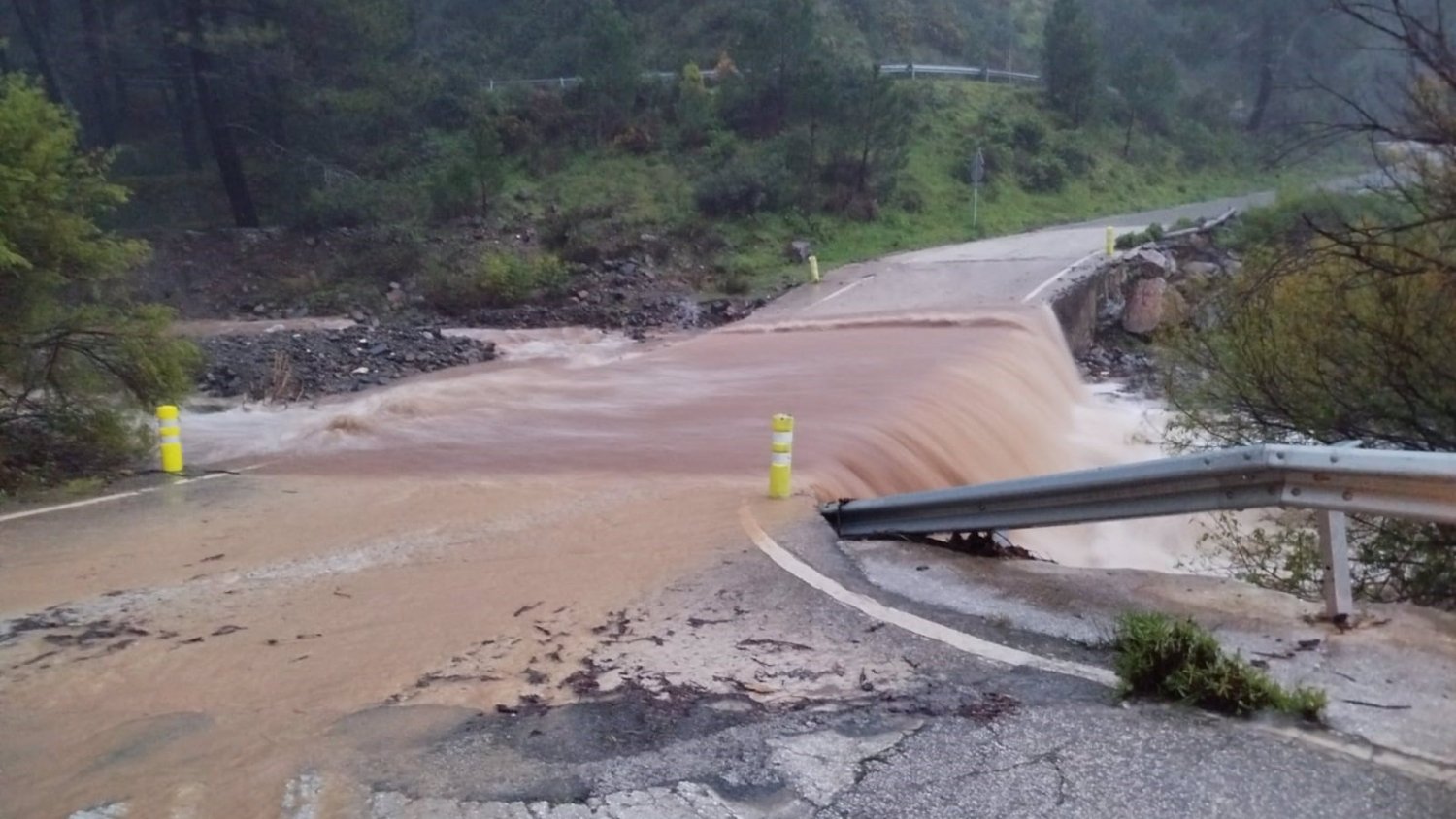 Las lluvias dejan desprendimientos en carreteras y un corte de vía en Genalguacil por el crecimiento de un río