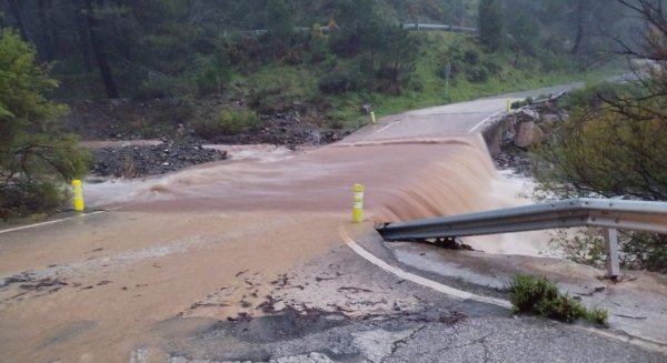 Las lluvias dejan desprendimientos en carreteras y un corte de vía en Genalguacil por el crecimiento de un río