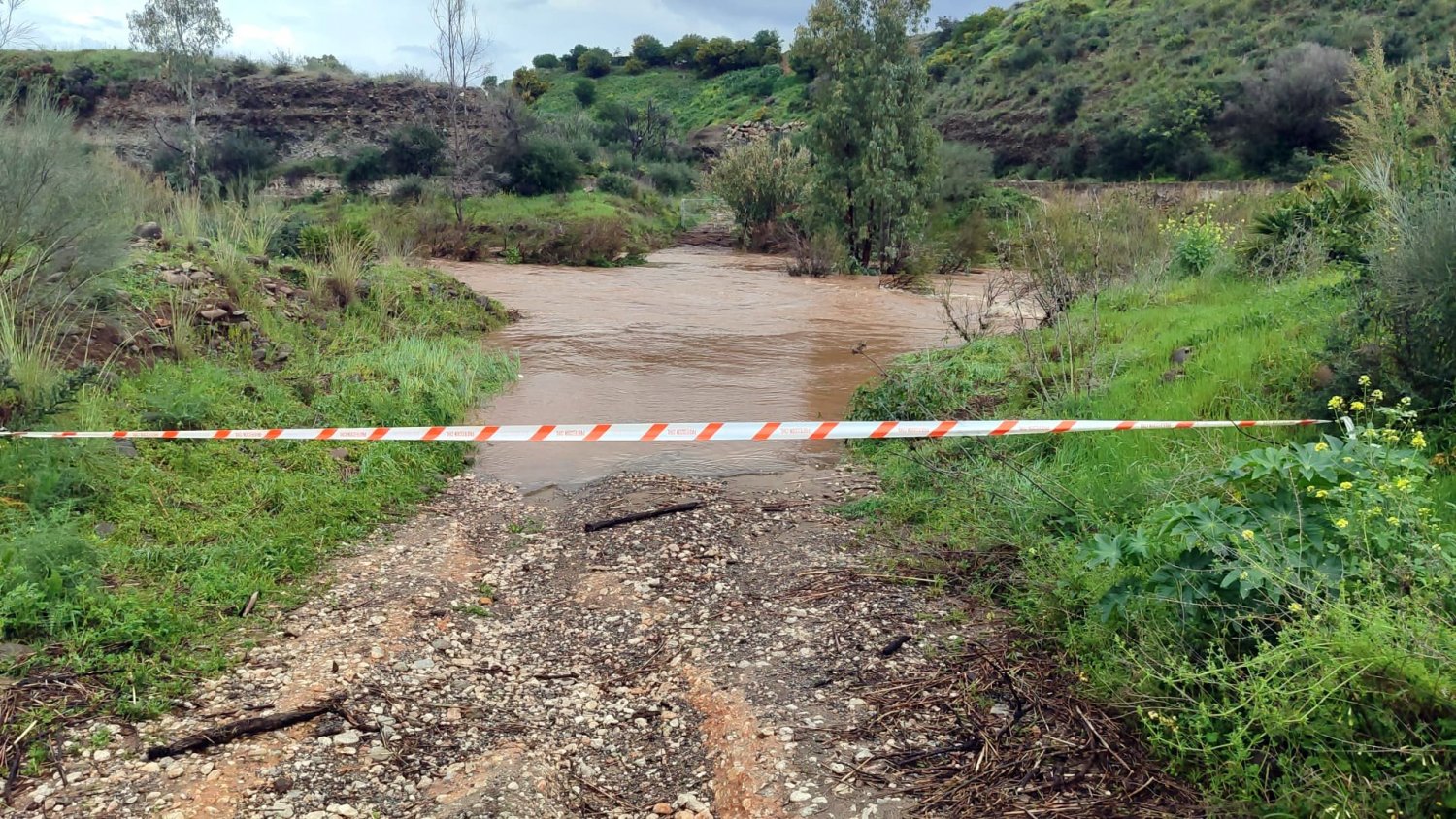 Estepona refuerza las tareas de inspección y limpieza en cauces ante la subida del nivel de agua y la previsión de lluvias