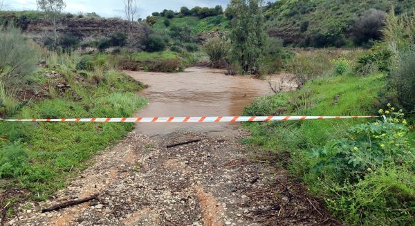 Estepona refuerza las tareas de inspección y limpieza en cauces ante la subida del nivel de agua y la previsión de lluvias