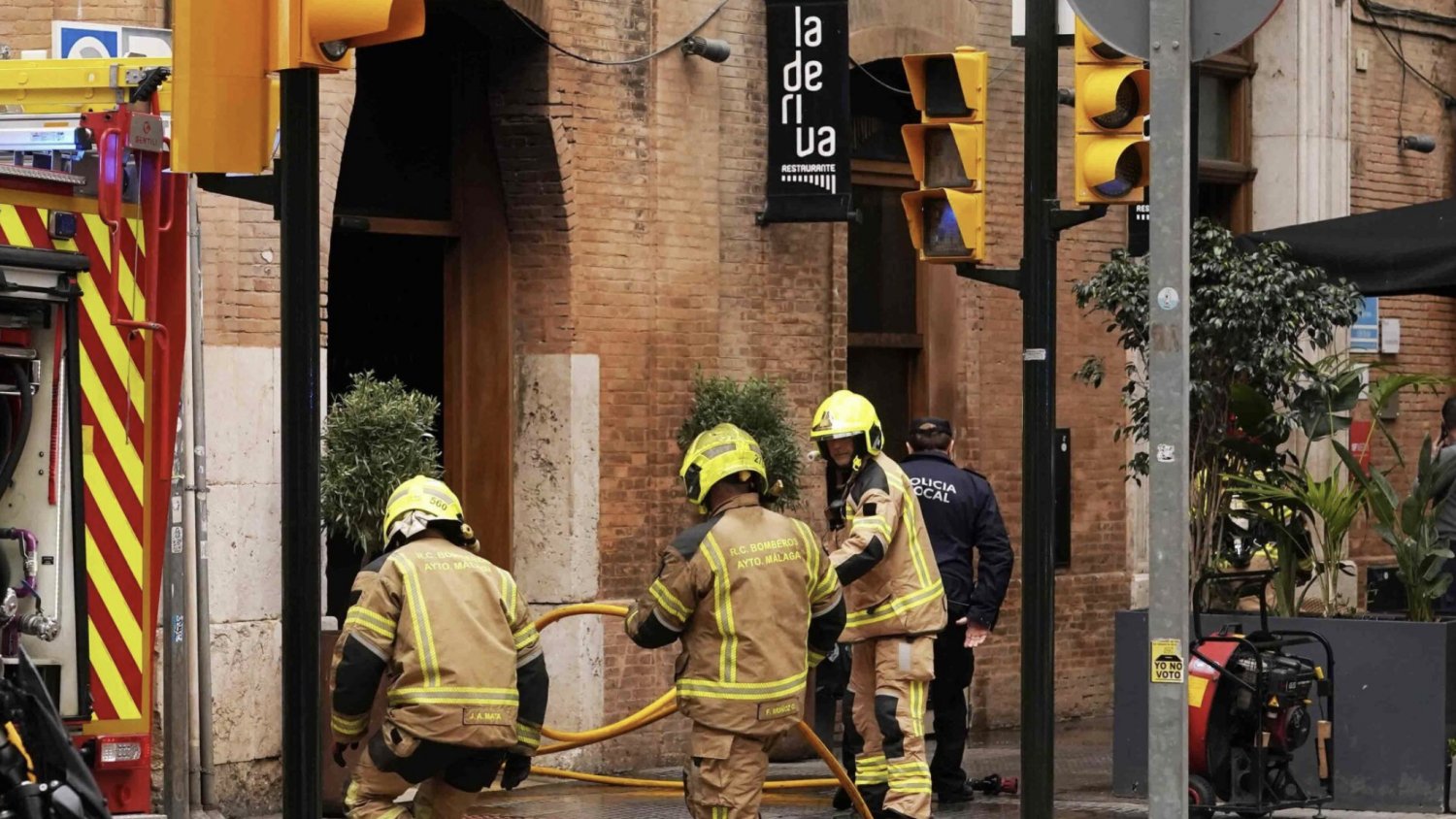 El incendio que tuvo lugar en el restaurante La Deriva se ha saldado con dos heridos leves y el local calcinado
