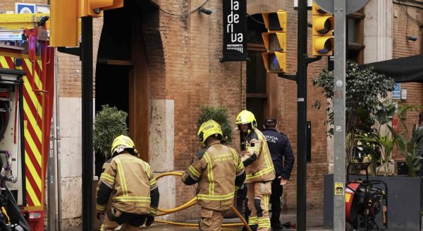 El incendio que tuvo lugar en el restaurante La Deriva se ha saldado con dos heridos leves y el local calcinado