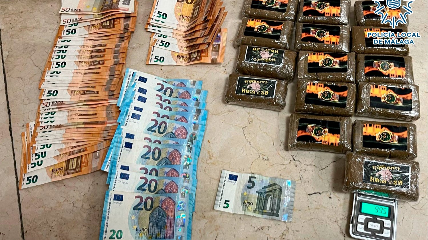 Detenido en Málaga un individuo que portaba un kilo y medio de hachís y más de 2.600 euros