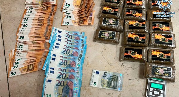 Detenido en Málaga un individuo que portaba un kilo y medio de hachís y más de 2.600 euros