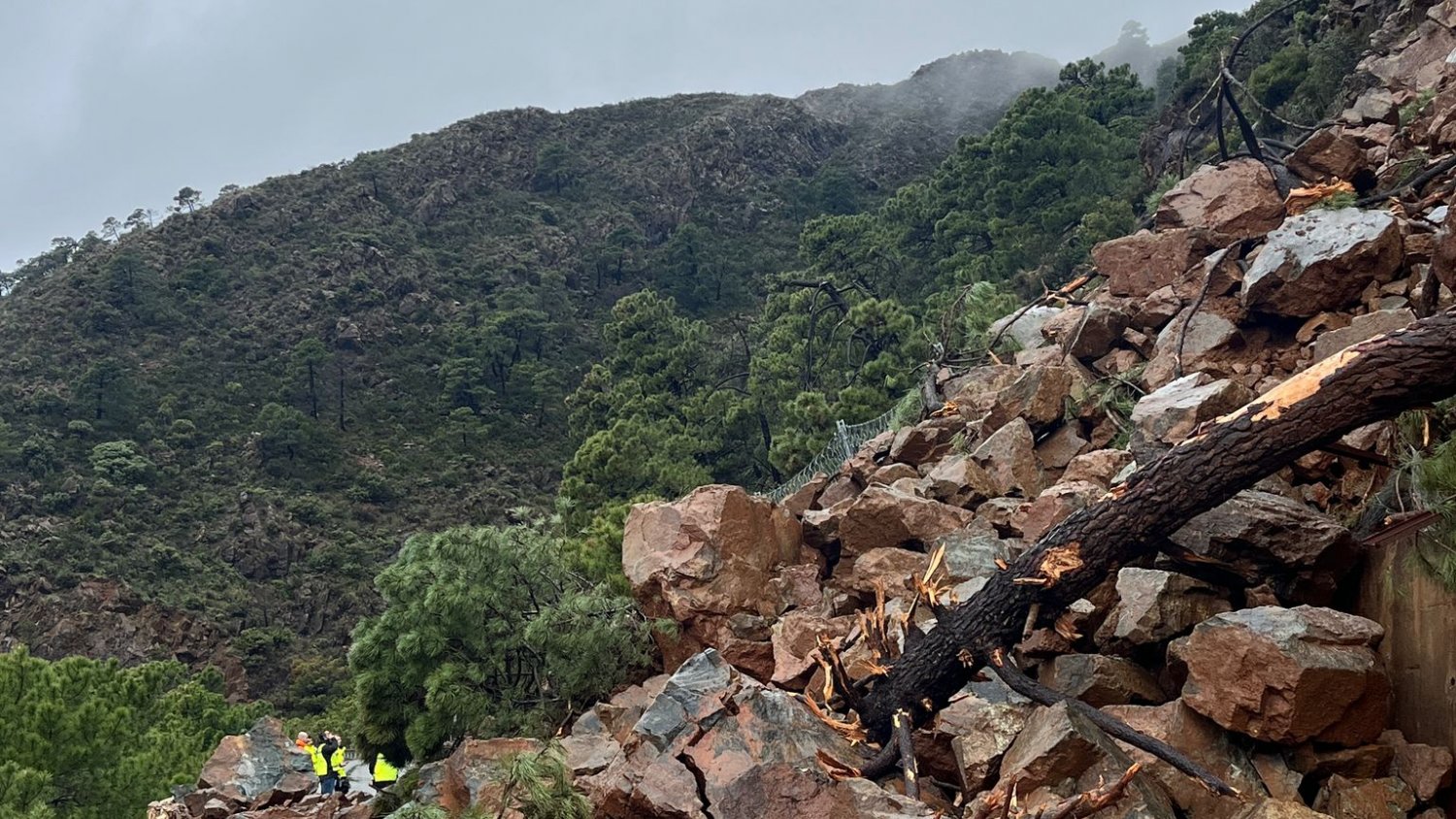 La carretera A-397 permanece cortada al tráfico por los graves daños ocasionados por la borrasca 'Jana'