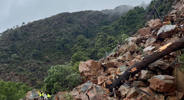 La carretera A-397 permanece cortada al tráfico por los graves daños ocasionados por la borrasca 'Jana'