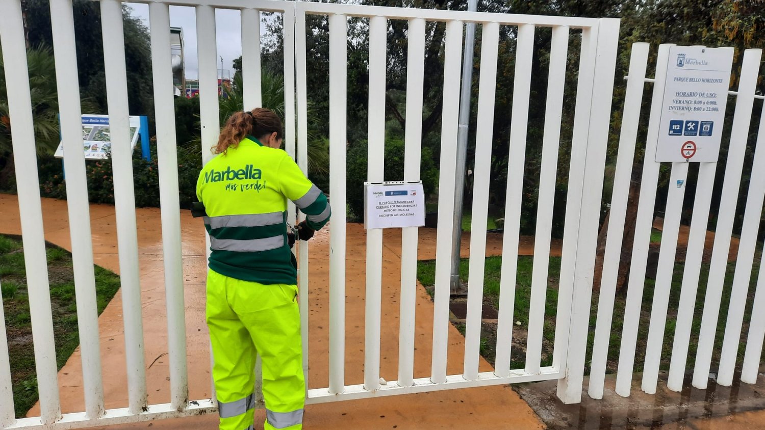 Marbella cierra de forma provisional todos los parques públicos para garantizar la seguridad por el temporal
