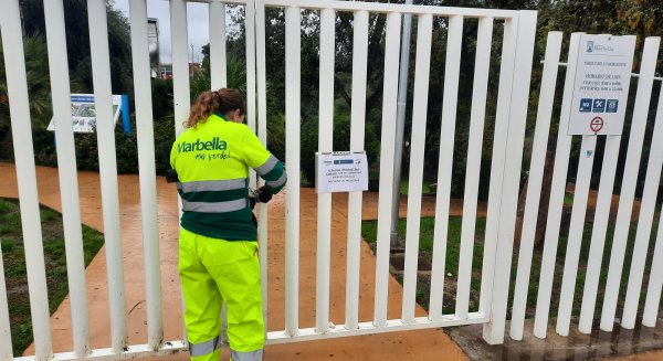 Marbella cierra de forma provisional todos los parques públicos para garantizar la seguridad por el temporal