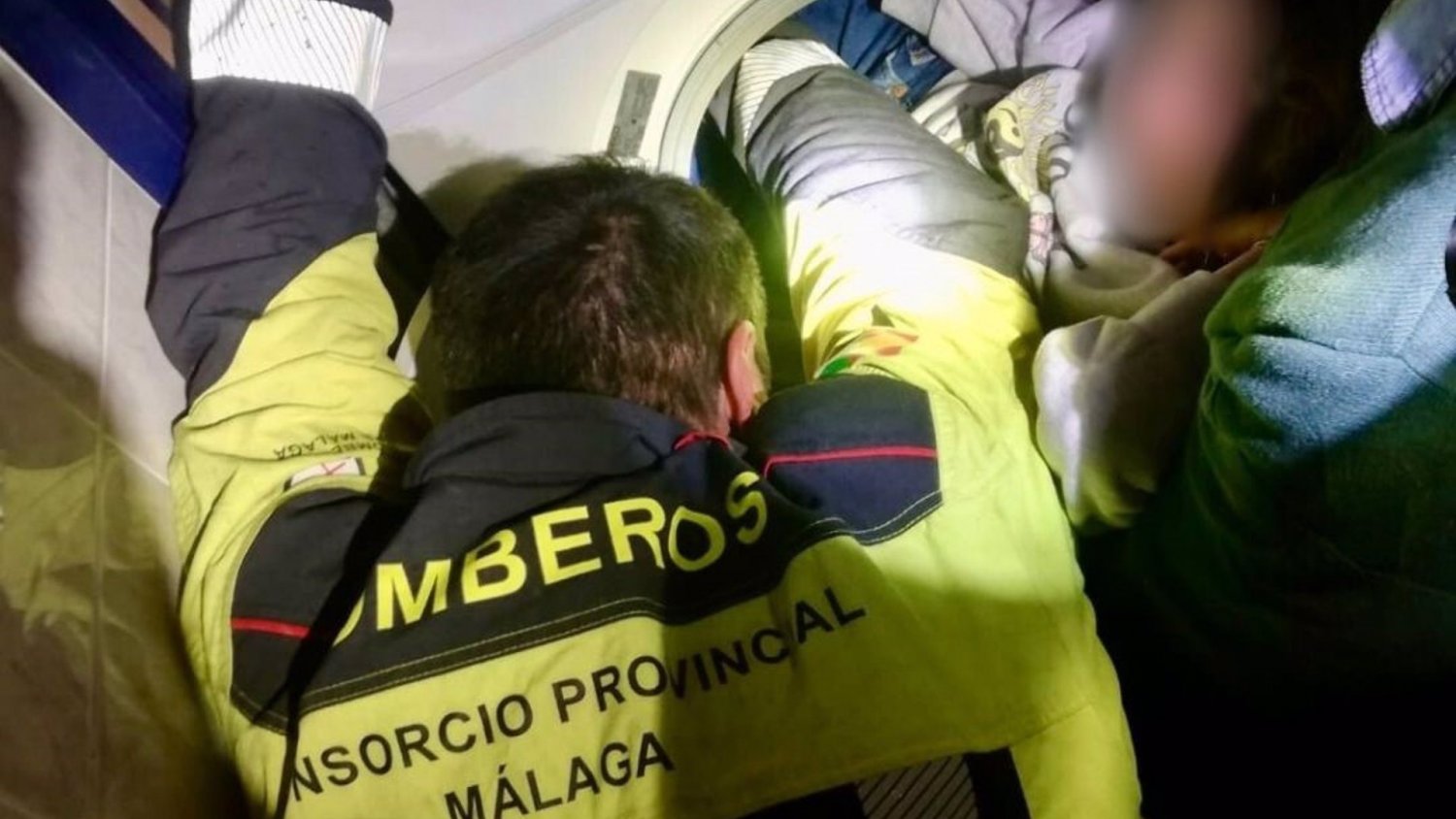 Liberan en Vélez-Málaga a una niña de ocho años que había quedado atrapada con las piernas dentro de una lavadora