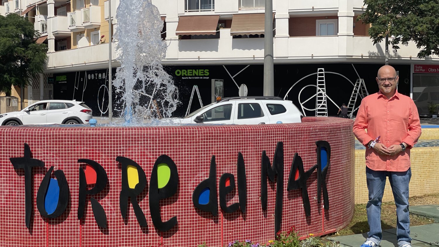 Torre del Mar pone en valor la glorieta de su entrada este con nueva iluminación y detalles florales