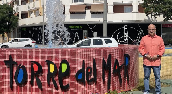 Torre del Mar pone en valor la glorieta de su entrada este con nueva iluminación y detalles florales