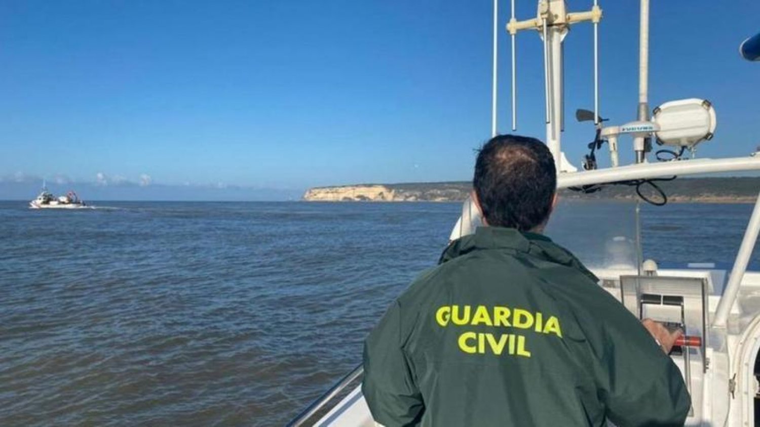 Hallan una narcolancha en la playa del Peñón del Cuervo en Málaga capital