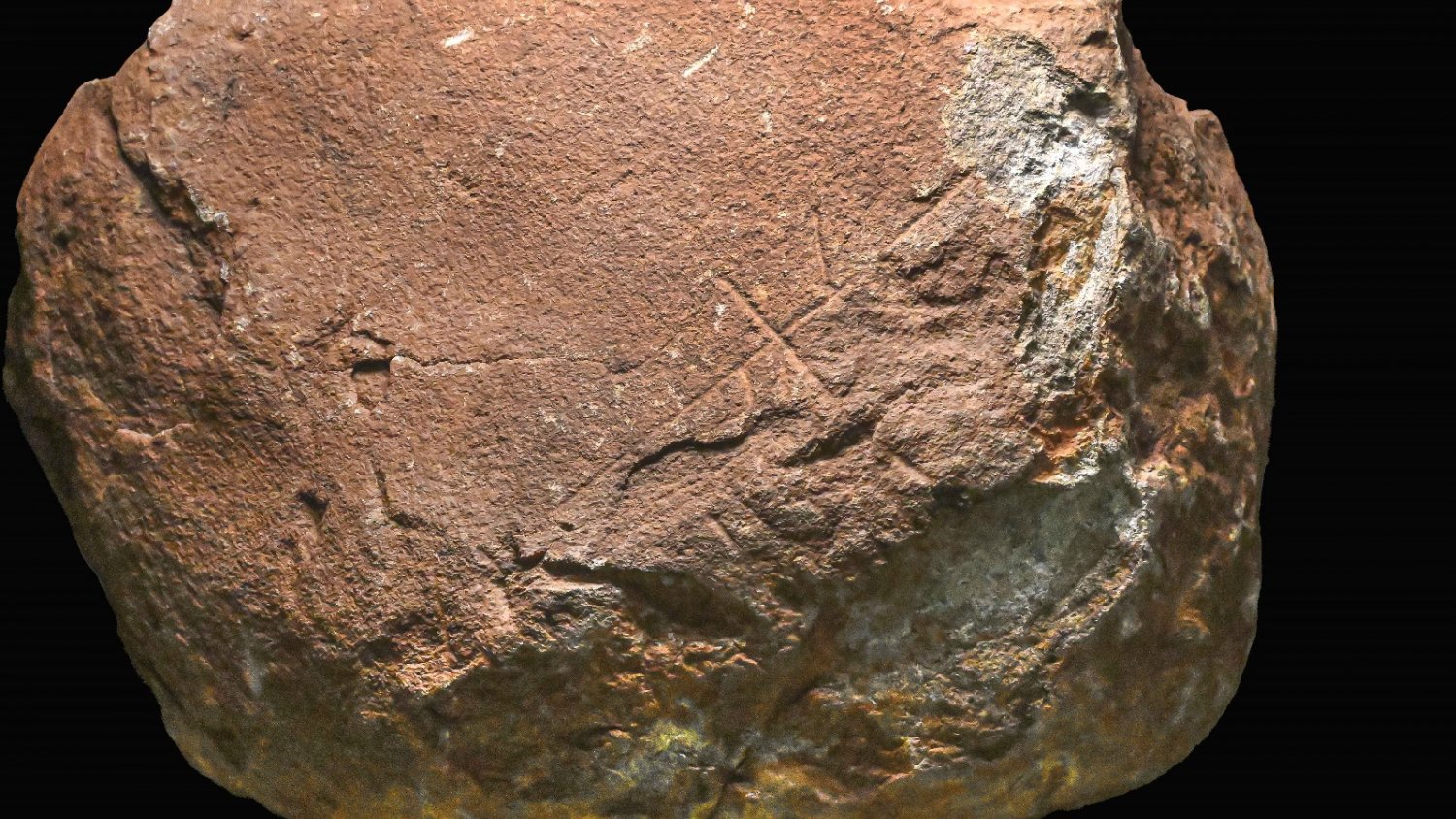 Descubierta en Las Chapas de Marbella grafismos en un bloque de piedra que podrían tener más de 200.000 años de antigüedad