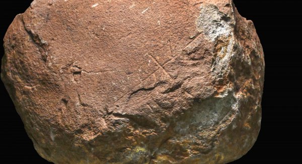Descubierta en Las Chapas de Marbella grafismos en un bloque de piedra que podrían tener más de 200.000 años de antigüedad